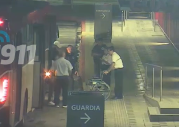 Una mujer entró en trabajo de parto en el colectivo y el chofer la llevó al hospital