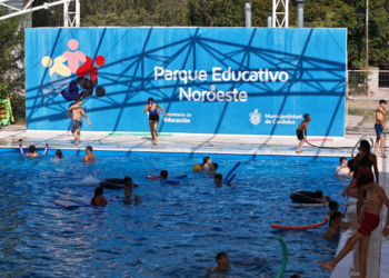 Clases de natación para niños de uno a seis años en los Parques Educativos Este y Noroeste