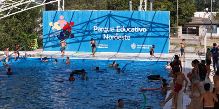 Infantes de uno a seis años aprenden a nadar en los Parques Educativos Este y Noroeste