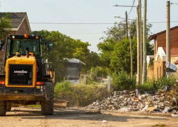 Comienzan a desmalezar y limpiar un basural de La Toma que se transformará en una plaza