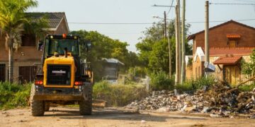 Comienzan a desmalezar y limpiar un basural de La Toma que se transformará en una plaza