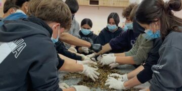 Estudiantes transformaron las colillas de cigarrillos en agendas y lograron reconocimiento internacional