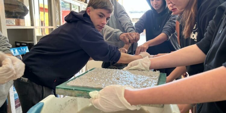 Estudiantes transformaron las colillas de cigarrillos en agendas y lograron reconocimiento internacional