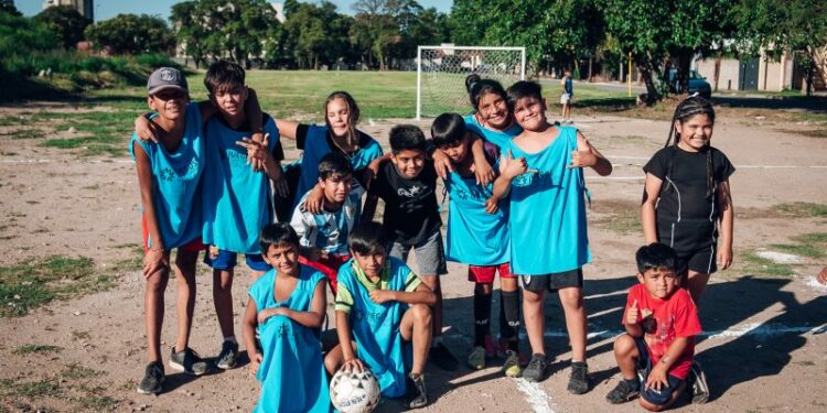 El histórico basural El Tropezón ahora cuenta con una cancha de fútbol.