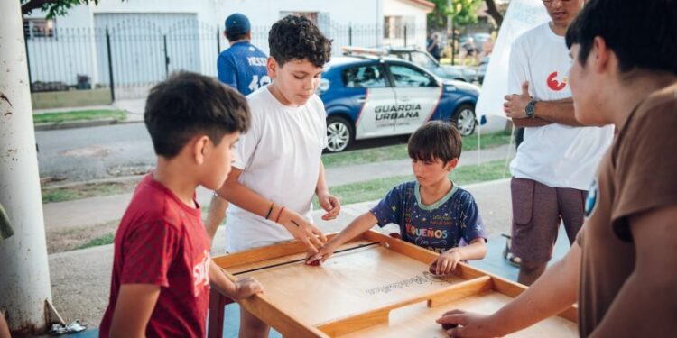 Cientos de vecinos acudieron al estreno de las actividades de verano.