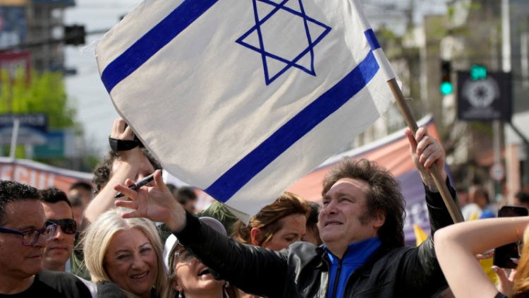 Milei con una bandera de Israel en octubre de 2023, durante un acto de campaña en Lomas de Zamora. Foto: AP.