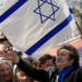 Milei con una bandera de Israel en octubre de 2023, durante un acto de campaña en Lomas de Zamora. Foto: AP.