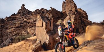 Luciano Benavides se quedó con la quinta etapa en motos