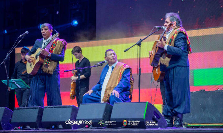 Los Manseros Santiagueños abrieron la cuarta noche del Festival.