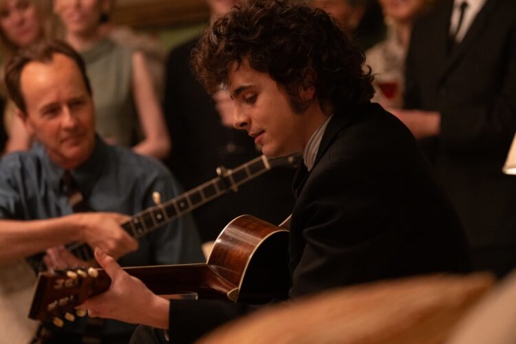 Timothée Chalamet es Bob Dylan en el filme“Un completo desconocido”.
