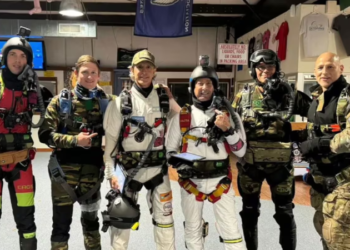 Paracaidistas argentinos rompen Récord Guinness con salto nocturno desde la estratósfera