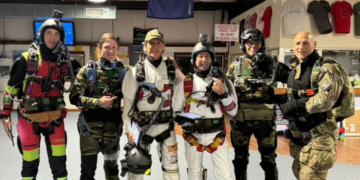 Paracaidistas argentinos rompen Récord Guinness con salto nocturno desde la estratósfera