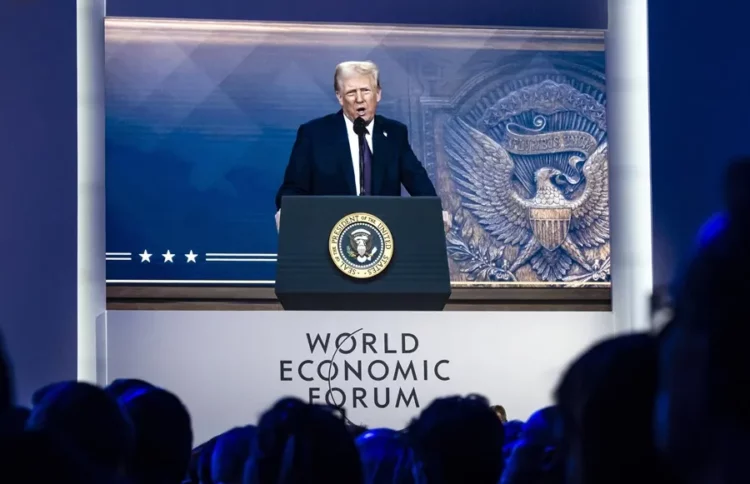 Vista de un monitor en el que se ve el discurso transmitido en remoto del presidente de Estados Unidos, Donald Trump, ante el Foro de Davos.