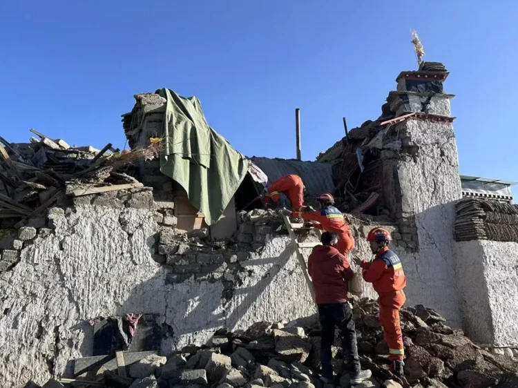 Decenas de personas son rescatadas en la ciudad de Shigatse, en China.