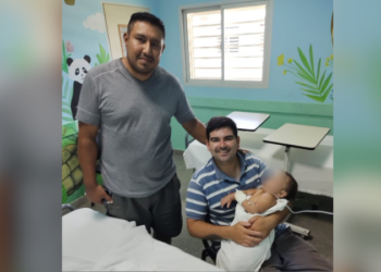 Un policía salvó la vida de una bebé ahogada en una pileta en Arroyito