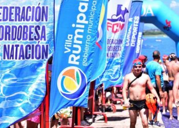 Más de 800 nadadores cruzaron el lago de Villa Rumipal