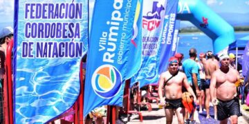 Más de 800 nadadores cruzaron el lago de Villa Rumipal