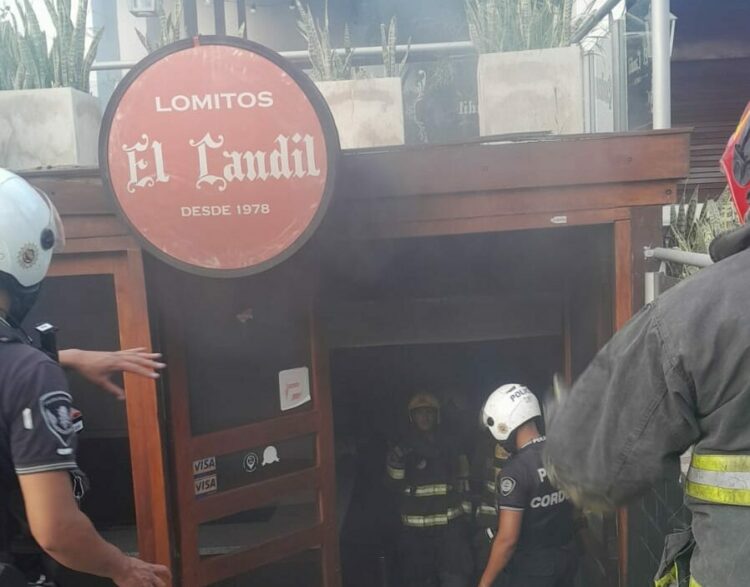 Los bomberos lograron contener el fuego.