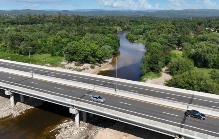 Además de la autovía 5, recientemente inaugurada por Llaryora, en el valle de Calamuchita, la Provincia repavimentó las rutas S-271 y S-495.