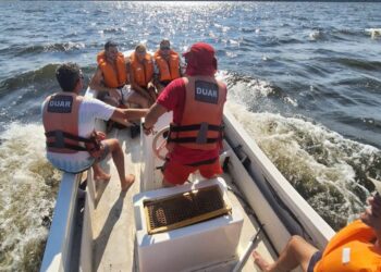 Tres personas fueron rescatadas en Cruz del Eje tras el hundimiento de un velero