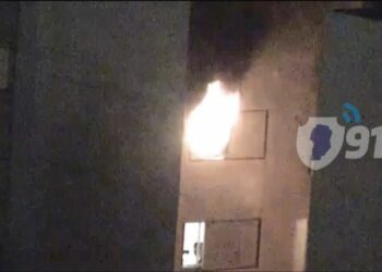 Se incendió un departamento y una mujer de 81 años debió ser internada