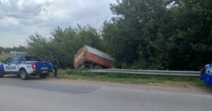 Dos camioneros despistaron, volcaron y perdieron sus cargas en Córdoba Dos camioneros despistaron, volcaron y perdieron sus cargas en Córdoba
