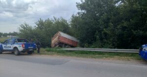 Dos camioneros despistaron, volcaron y perdieron sus cargas en Córdoba