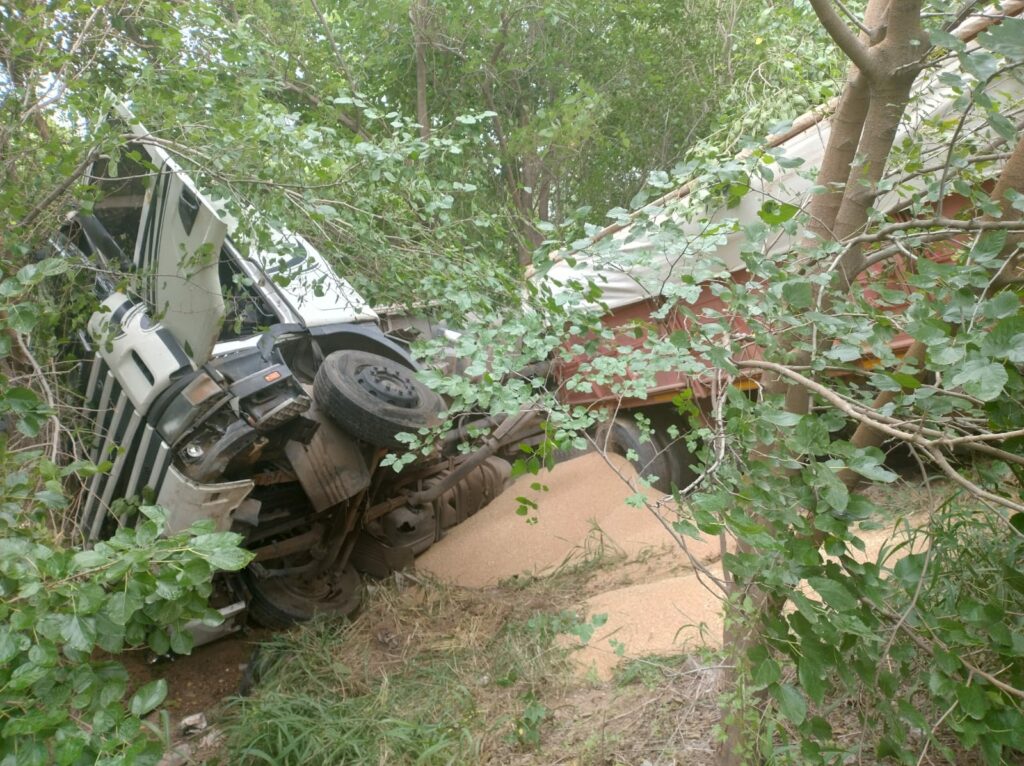 Dos camioneros despistaron, volcaron y perdieron sus cargas en Córdoba