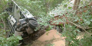 Dos camioneros despistaron, volcaron y perdieron sus cargas en Córdoba