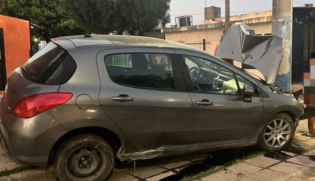 Perdió el control de su auto y terminó estrellado contra un poste de cemento