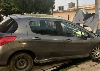 Perdió el control de su auto y terminó estrellado contra un poste de cemento