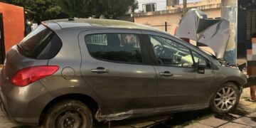Perdió el control de su auto y terminó estrellado contra un poste de cemento