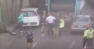 Un auto chocó contra un camión de residuos e hirió a un recolector Un auto chocó contra un camión de residuos e hirió a un recolector