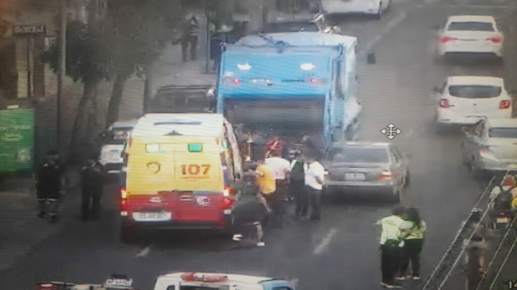 Un auto chocó contra un camión de residuos e hirió a un recolector