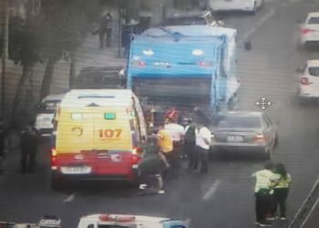 Un auto chocó contra un camión de residuos e hirió a un recolector