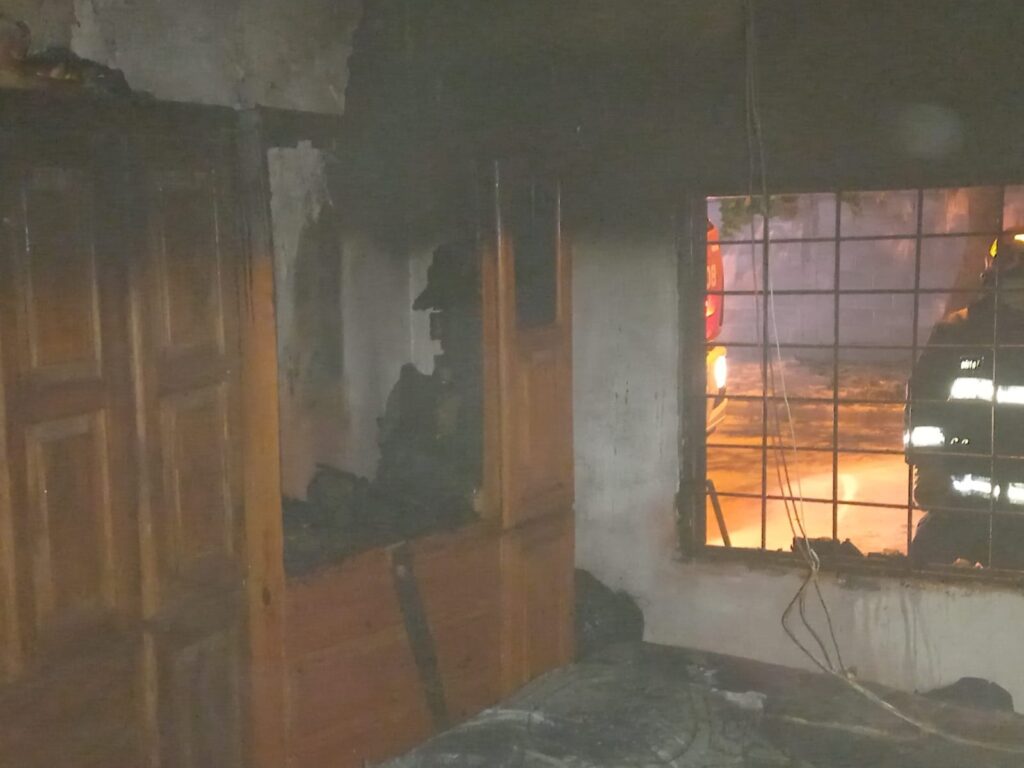 Así rescataron a un gato de una casa que se estaba incendiando