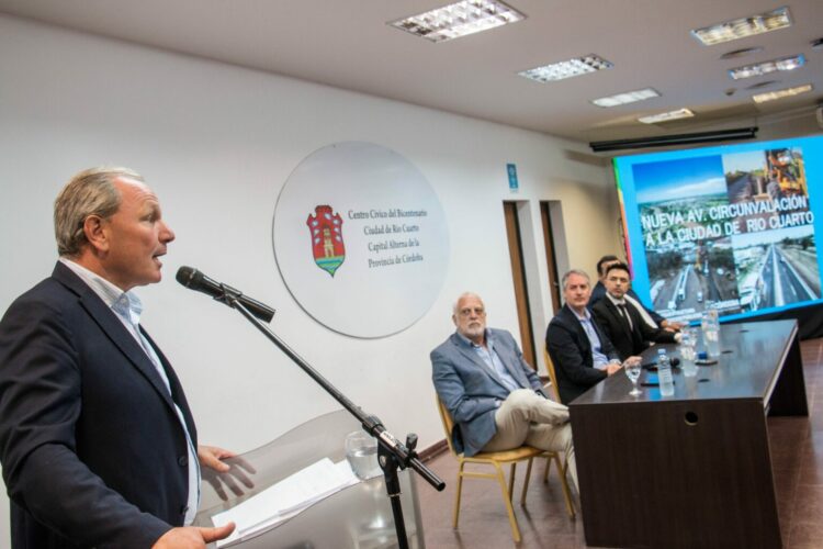 En el acto oficial estuvo encabezado por el director de Vialidad Provincial, Martín Gutiérrez; el Intendente Municipal, Guillermo De Rivas; y el Director General del Centro Cívico, Julián Oberti.