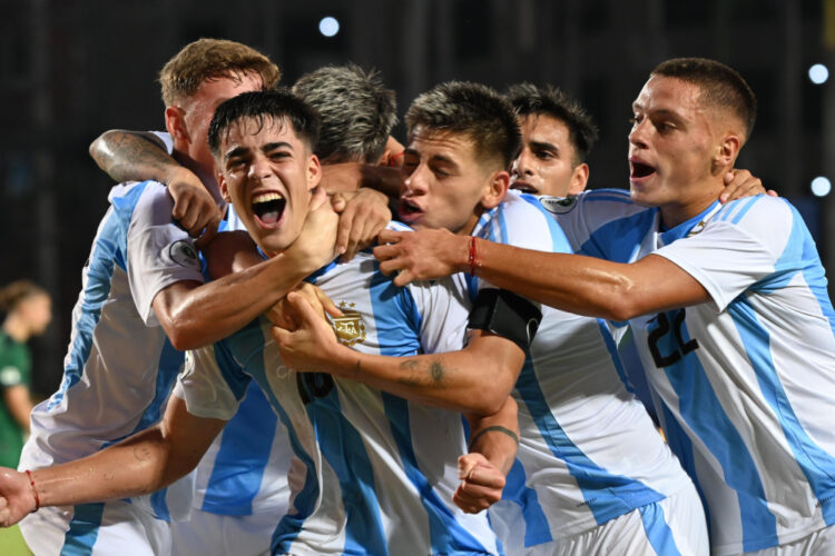 Argentina venció a Bolivia y quedó a un paso de la clasificación