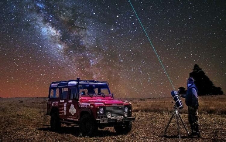 Los viajeros buscan experiencias astronómicas y actividades al aire libre para escapar del calor diurno.