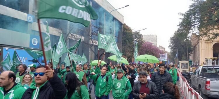 “Este tipo de medidas limita la autonomía de las paritarias, desconociendo la realidad inflacionaria que afecta el poder adquisitivo”, manifestaron desde el gremio.