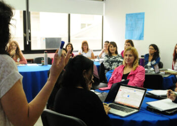 Docentes jóvenes demandan más capacitaciones y formación continua
