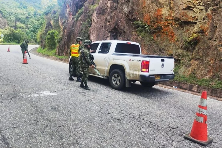 Soldados colombianos tras el sangriento enfrentamiento armado en Tibu.