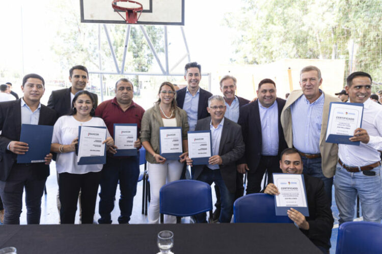 Calvo, ministro de Gobierno (al centro), junto a jefes municipales y comunales.