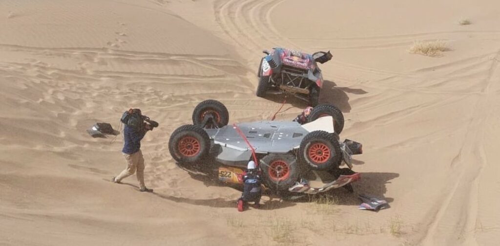 Sainz sufrió un terrible vuelco y quedó muy lejos del título