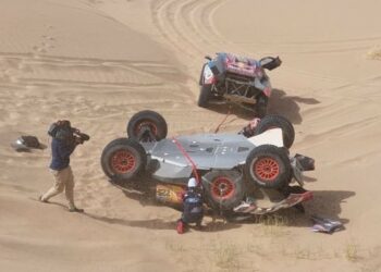 Sainz sufrió un terrible vuelco y quedó muy lejos del título