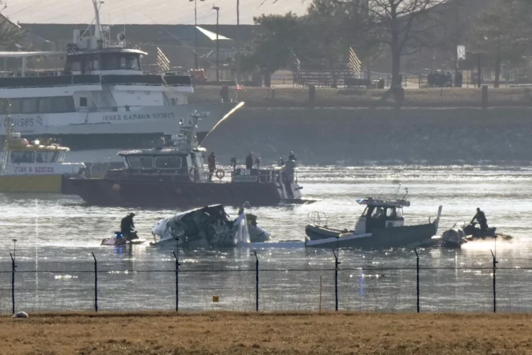 Unidades de emergencia responden cerca de los restos del helicóptero.