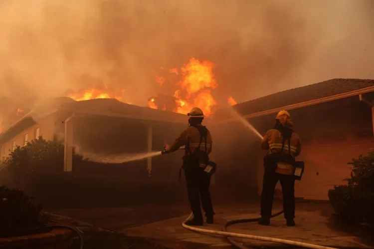 Los bomberos luchan contra las llamas que arrasan una vivienda.