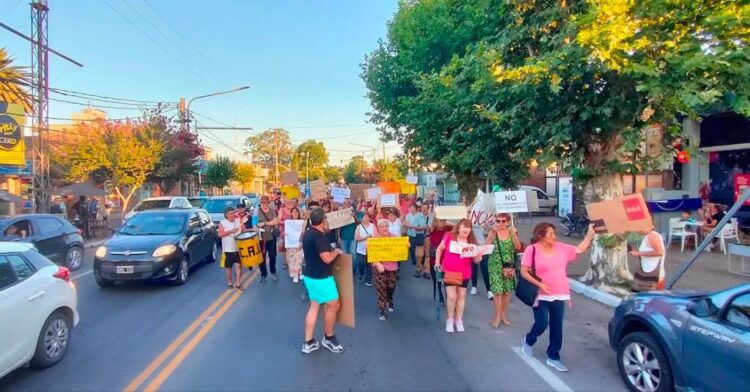 Los habitantes de la ciudad se congregaron frente a la Municipalidad.