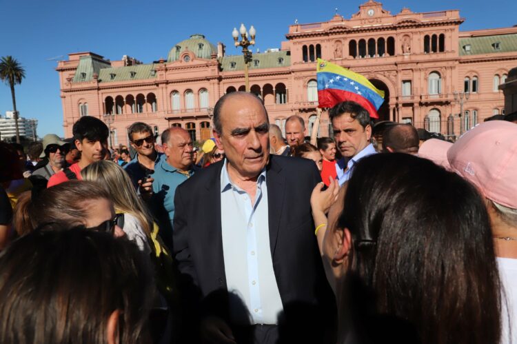 Guillermo Francos salió a Plaza de Mayo a acompañar a exiliados venezolanos.