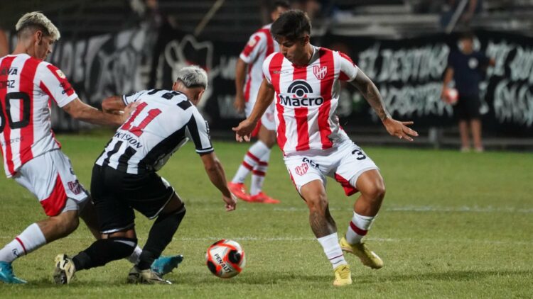 El Albirrojo se mostró falto de fútbol ante el conjunto de Montevideo.